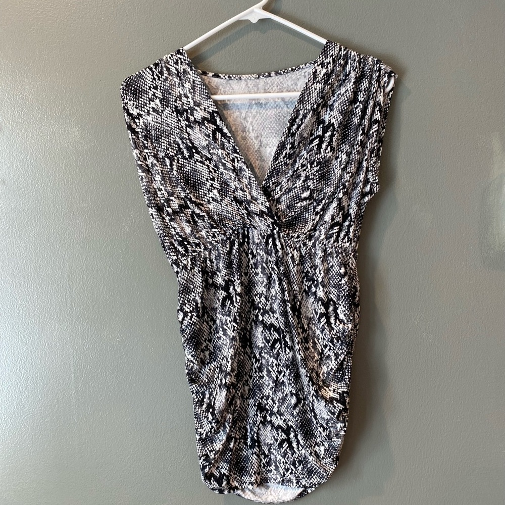 Maternity top by motherhood maternity